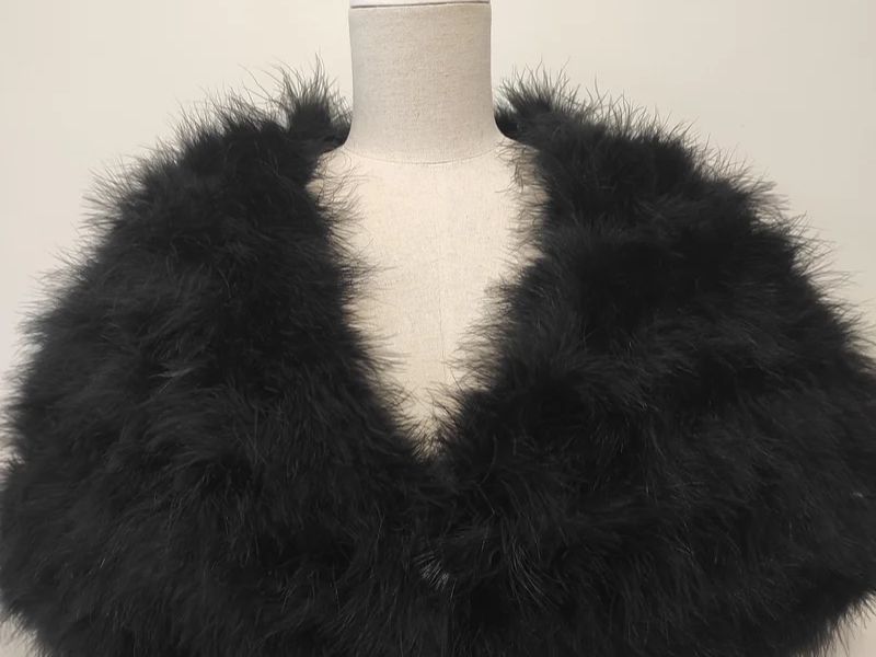 ¿Cómo lucir una estola en un look de fiesta?